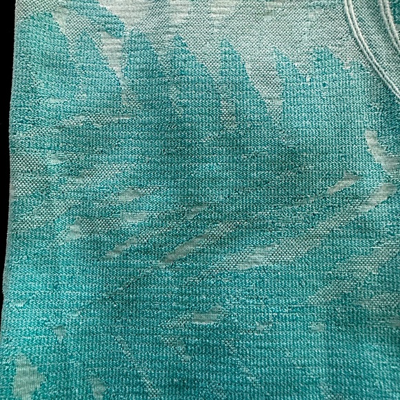 Lululemon Racerback. Aqua patterned size 8. - Picture 6 of 6